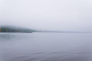 montanha lago escondido de névoa foto