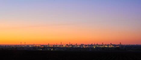 noite industrial panorama debaixo uma brilhante céu durante uma branco noite foto