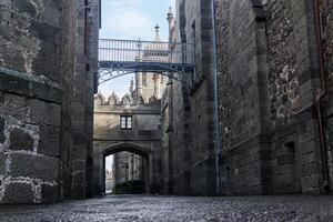 passagem entre a paredes do a velho Palácio este parece gostar uma medieval rua foto