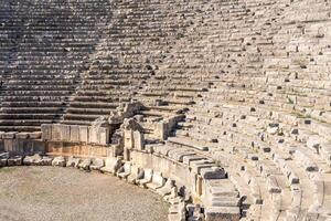 Visão do a arena e carrinhos do a Antiguidade anfiteatro dentro a ruínas do myra demre, Peru foto