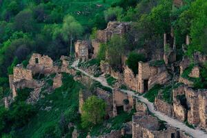 aéreo Visão do a antigo rua entre a ruínas dentro a abandonado montanha Vila do Gamsutl dentro daguestão foto