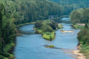montanha rio entre arborizado bancos, usva rio dentro a meio Urais, Rússia foto