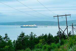 Visão a partir de a costa do Sakhalin para a lng no mar terminal com uma ancorado gás transportadora foto