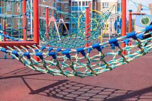 Parque infantil dentro a pátio do a Cidade casa foto