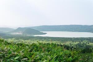 natural panorama do kunashir ilha, Visão do a Golovnin vulcão caldeira com quente lagos foto