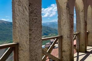 arqueado galeria ao longo a fachada do a casa dentro a antigo montanha Vila do chokh dentro daguestão foto