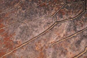 Castanho Rocha textura dentro topo Visão serve Como uma único e cativante. natureza a partir de topo do colina. foto