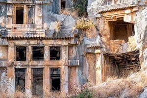 antigo túmulos e criptas esculpido para dentro a pedras dentro a ruínas do myra foto