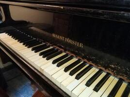 a velho desgastado piano, uma musical instrumento com uma história foto
