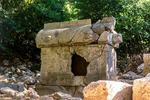 antigo sarcófago dentro a ruínas do a Antiguidade cidade do olimpo, Peru foto