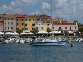 histórico construção fachadas dentro rovinj, Croácia foto