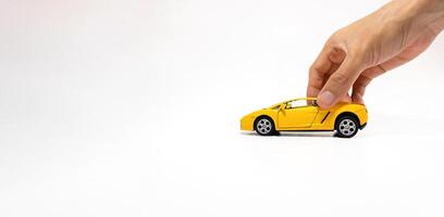 mão segurando uma brinquedo carro isolado em branco fundo. depois de alguns Editar% s. foto