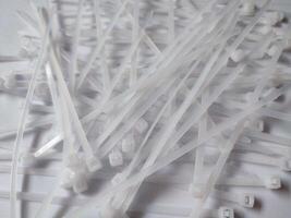 branco plástico cabo laços isolado em uma branco fundo foto