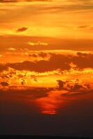 configuração Sol debaixo a nuvens. surpreendente pôr do sol incrível céu foto