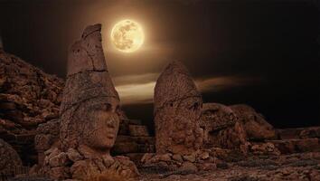 Antiguidade arruinado estátuas às nascer do sol em nemrut montanha dentro peru. antigo reino do commagene dentro sul leste Peru foto