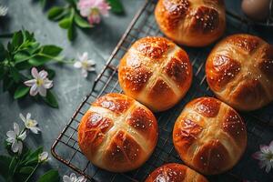 ai gerado tradicional Páscoa quente Cruz pães em uma resfriamento prateleira. ai gerado foto