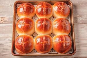 ai gerado tradicional Páscoa quente Cruz pães em uma cozimento bandeja. ai gerado. foto