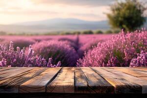 ai gerado de madeira de mesa com lavanda campo Visão foto