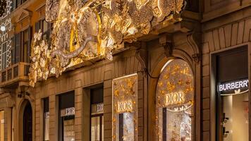 Milão, Itália dezembro 4, 2023 uma dior loja às a rua monte napoleão. Natal rua decorado para Natal. moda distrito. foto