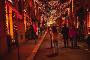 Natal luzes dentro através da montenapoleona, dentro a centro da cidade moda distrito, dentro milão. Natal período de férias dentro milão Itália. Natal loja janelas dentro milão. Itália, milão 12/04/2023 foto