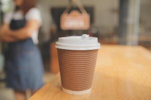 startup bem sucedido pequeno empresário sme beleza garota stand com smartphone tablet no restaurante café. retrato do proprietário do café barista mulher bronzeada asiática. conceito de negócio de vendedor de sme empreendedor foto