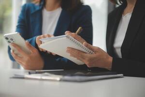 empresário asiático empresário e empresária discutindo novo projeto de negócios em tablet em reunião moderna no escritório moderno, conceito casual de negócios asiáticos. foto