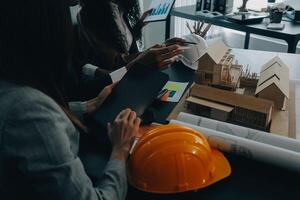 reunião de trabalho em equipe de engenharia, desenho trabalhando na reunião de projeto para o projeto que trabalha com o parceiro na construção de modelos e ferramentas de engenharia no local de trabalho, construção e conceito de estrutura. foto