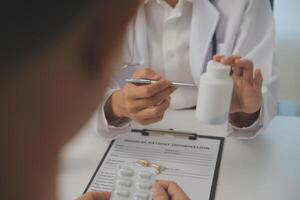 cuidados de saúde serviço e farmacia trabalhador com cliente às loja contador para medicação explicação. farmacêutico adendo e opinião do farmacêutico ajudando menina com remédio Informação. foto