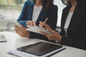 empresário asiático empresário e empresária discutindo novo projeto de negócios em tablet em reunião moderna no escritório moderno, conceito casual de negócios asiáticos. foto