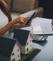 real Estado agente entregando amostra casas para clientes, hipoteca empréstimo contratos. faço uma contrato para contratar compra e venda do uma casa. e casa seguro contratos, casa hipoteca empréstimo conceitos foto