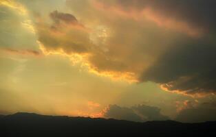 céu pôr do sol cenário, plano de fundo se Está a caloroso matizes do uma nascer do sol ou pôr do sol, cintilante reflexão do a Sol em a nuvens, a céu e nuvens ter a poder para inspirar sentimentos do temor e maravilha foto