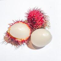 fresco e maduro rambutan doce tropical fruta isolado em branco foto