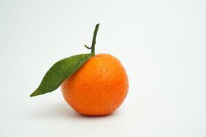 isolado fresco laranja fruta em branco fundo foto