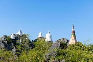 branco do céu pagode em montanha com azul céu. com verde floresta. fundo às wat chaloema phra kiat frachomklao rachanusorn Lampang tailândia. foto