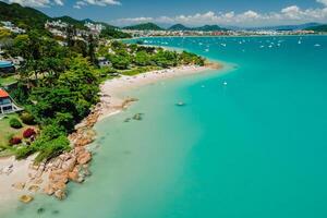 feriado de praia com turquesa quieto oceano dentro Florianópolis. aéreo Visão foto