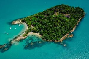 ilha ilha Faz frances com barcos e azul mar dentro Florianópolis, brasil. aéreo Visão foto