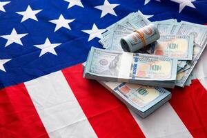 fechar acima do americano bandeira e dólar dinheiro dinheiro. orçamento, finança e nacionalismo conceito foto