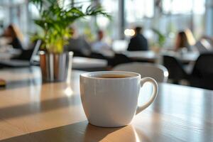 ai gerado copo do café em a mesa dentro a escritório dentro a fundo com escritório trabalhadores. foto