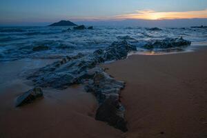 a tarde litoral é cheio do pedras foto