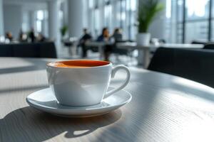 ai gerado copo do café em a mesa dentro a escritório dentro a fundo com escritório trabalhadores. foto