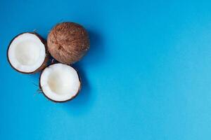 maduro cocos e metade coco em azul fundo foto