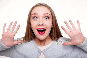 saudável, lindo sorriso, a criança para a dentista.retrato do uma pequeno menina com ortodôntico utensílio . foto