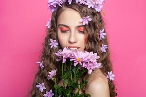 lindo menina com flores dentro dentro cabelo foto