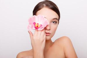 lindo menina com orquídea flores foto