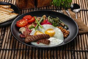 tradicional inglês café da manhã com ovo e salsichas foto