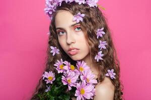 lindo menina com flores dentro dentro cabelo foto