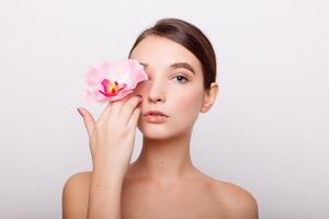 lindo menina com orquídea flores foto