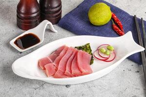 japonês cozinha - fatiado atum sashimi foto