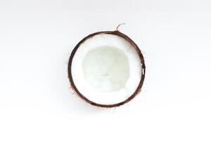 metade do coco fechar-se em uma branco fundo foto