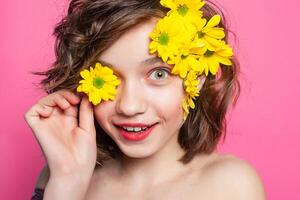 uma lindo jovem garota, em uma Rosa fundo foto